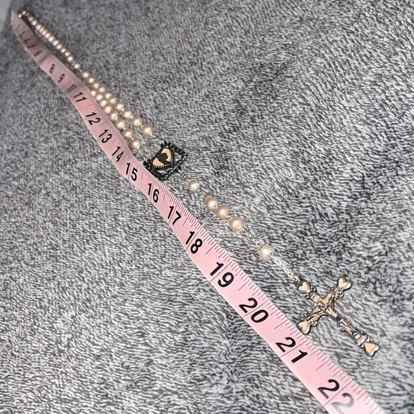 VINTAGE ROSARY WITH WARM PINK PEARL BEADS AND ENAMEL HEART ACCENTS - Picture 9 of 10